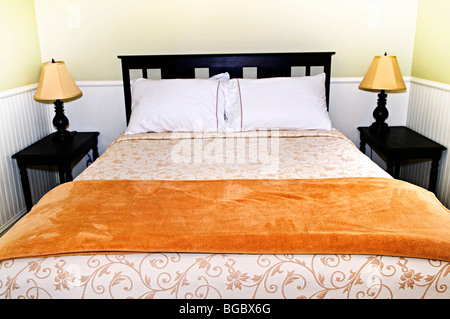 Interiore camera da letto con un comodo letto queen size Foto Stock