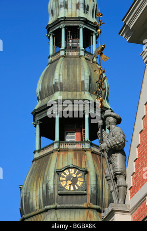Dettaglio del Blackhead's House e la torre campanaria della Basilica di San Pietro in Riga, Lettonia Foto Stock