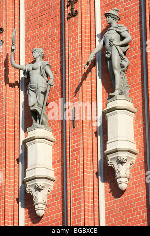 Statue di divinità romane di mercurio e di giustizia sulla facciata della Casa medioevale dei punti neri in Riga, Lettonia Foto Stock