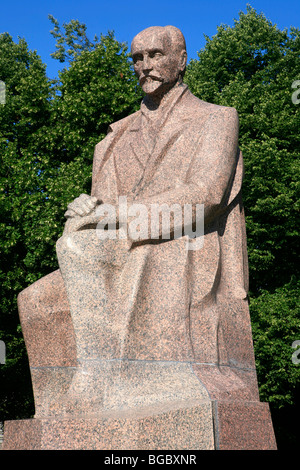 Statua del poeta lettone Janis Rainis in Riga, Lettonia Foto Stock