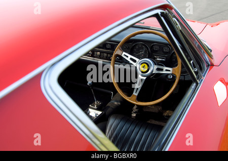 La Ferrari 275 GTB classic sport automobilistico italiano GT Grand Tourer interno volante visto attraverso la finestra Foto Stock