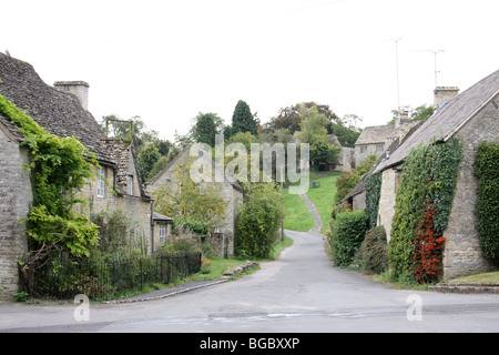 Il pittoresco villaggio Costwold di Shilton in Oxfordshire UK. Foto Stock