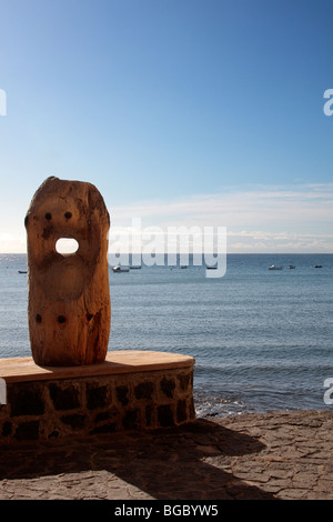 Un pezzo di driftwood come scultura sul passaggio pedonale costiero a El Medano a Tenerife Isole Canarie Spagna Foto Stock