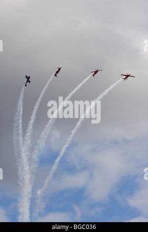 Le lame Aerobatic Team battenti Extra 300 aeromobili LP Foto Stock