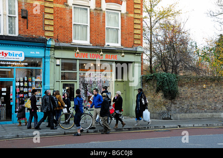 Le persone di fronte a Oliva Alfie ama a Stoke Newington Church Street a Londra England Regno Unito Foto Stock