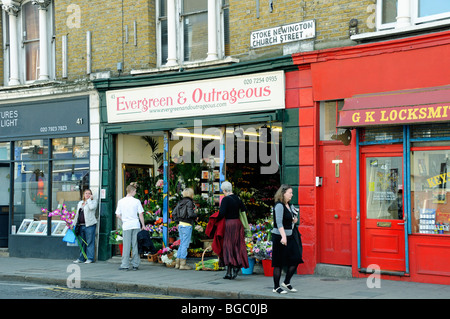 Persone nella parte anteriore del negozio di fiori "Evergreen & Outrageous' Stoke Newington Church Street a Londra England Regno Unito Foto Stock