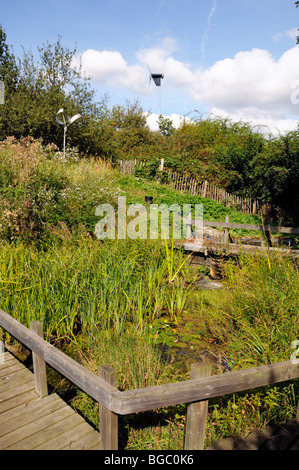 Sistema di trattamento delle acque reflue con turbina eolica in background Gillespie Park Highbury Londra Inghilterra REGNO UNITO Foto Stock