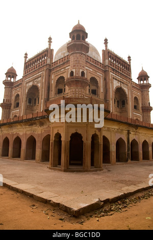 Safdarjung la tomba di Delhi, India. Il mausoleo fu costruito nel 1754 in classico stile Mughal architettura. Foto Stock