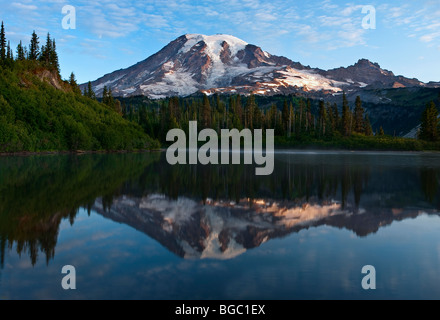 Stati Uniti d'America, Washington, Mt. Rainier NP. Mt. Ranieri si riflette nel lago da banco. Foto Stock