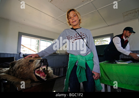 Bambino con morto un orso grizzly, Mount Revelstoke stazione di Ranger, prati nel cielo, Revelstoke National Park, British Columbia Foto Stock