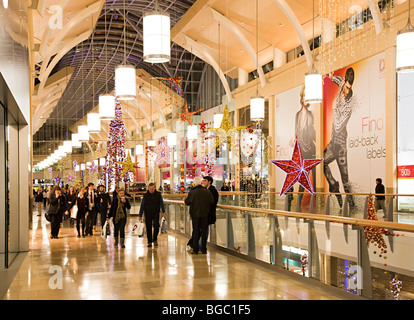 St Davids 2 shopping center a Natale con decorazioni Cardiff Wales UK Foto Stock