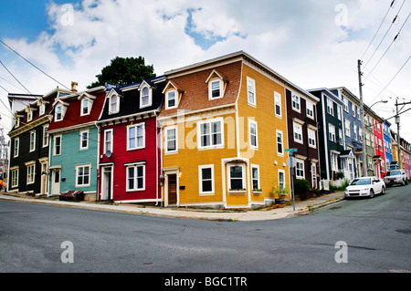 Case colorate su angolo di strada in San Giovanni, Terranova, Canada Foto Stock