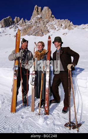 I partecipanti nella nostalgica gara di sci, Sella Ronda, Passo Gardena, Val Gardena, Alto Adige, Italia, Europa Foto Stock