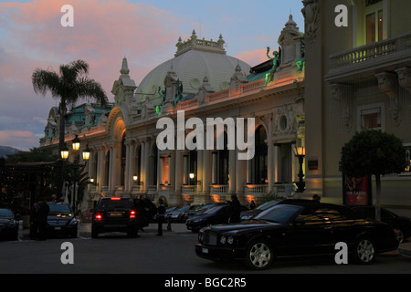 Casino Monte Carlo nel crepuscolo, ala est con le sale da gioco, architetto Charles Garnier, una Bentley nera sulla destra, Foto Stock