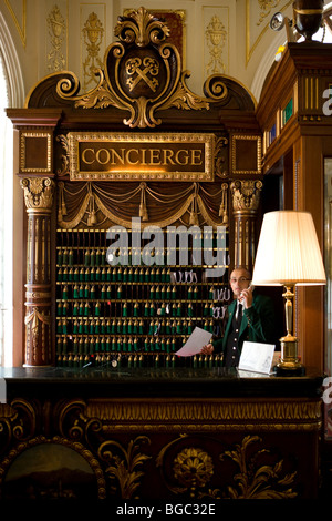 L'Italia, Lago Maggiore, Stresa, Grand Hotel Des Iles Borromees, reception, concierge Foto Stock