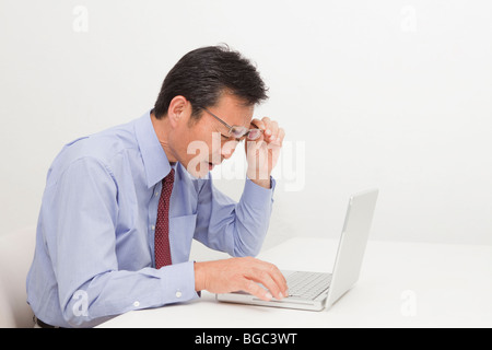 Uomo maturo Cerca computer Foto Stock