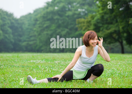 Giovane donna stretching Foto Stock