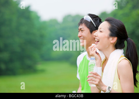 Profilo del giovane uomo e metà donna adulta Foto Stock