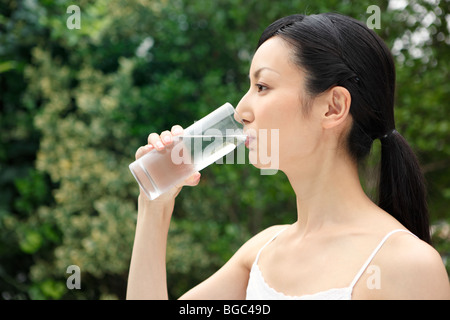 Metà donna adulta acqua potabile Foto Stock
