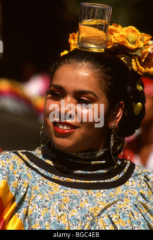 Un ballerino con il Balletto Folklorico Azteca saldi un bicchiere di acqua sul suo capo mentre si esegue in Nogales, Sonora, Messico. Foto Stock