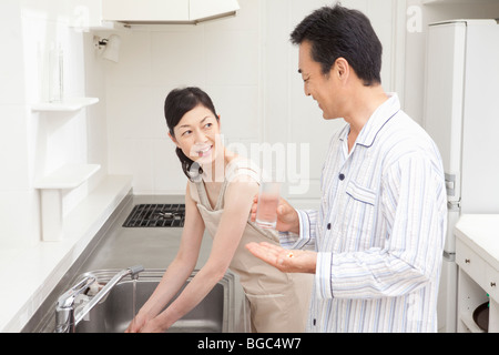 Coppia matura in piedi in cucina Foto Stock