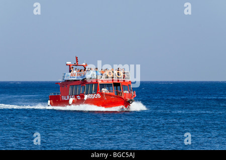 Un' escursione battello passa il porto ingresso, Rodi, Rodi, Grecia, parte settentrionale, il Mare Egeo, Europa meridionale, e Foto Stock