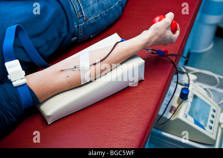 La donazione di sangue in una croce di colore rosso sangue auto donazione Foto Stock