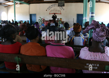 La gente in chiesa, ascoltando il reverendo, in Zambia Foto Stock