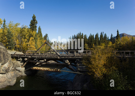 Il vecchio ponte di legno attraverso il vecchio Alaska Highway, Aishihik River, Otter Falls, Yukon Territory, Canada Foto Stock