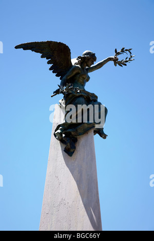 La scultura di un angelo tenendo una ghirlanda, Cementerio de la Recoleta, Recoleta cimitero, Buenos Aires, Argentina Foto Stock