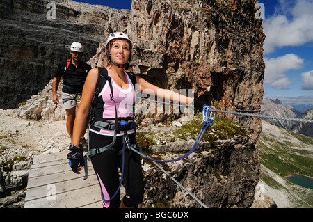 Gli alpinisti sulla via ferrata sul Paterno, Alta Pusteria, Dolomiti di Sesto, Alto Adige, Italia, Europa Foto Stock