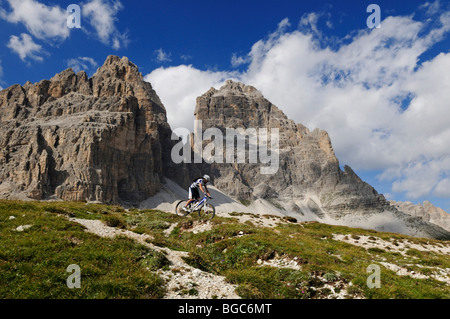 Mountain bike pro Roland Stauder davanti alla Tre Cime di Lavaredo, tre picchi, Alta Pusteria, Dolomiti, Alto Adige, Ital Foto Stock