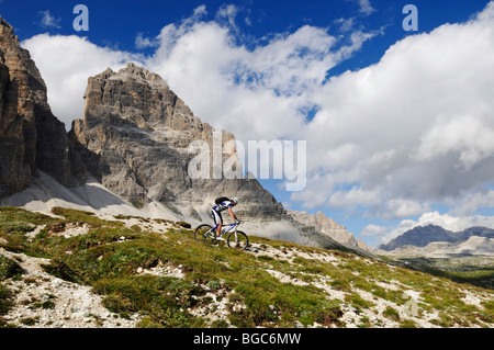 Mountain bike pro Roland Stauder davanti alla Tre Cime di Lavaredo, tre picchi, Alta Pusteria, Dolomiti, Alto Adige, Ital Foto Stock