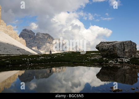 Mountain bike pro Roland Stauder su Patern passare affacciato sul Zwoelferkofel o Croda dei Toni, Alta Pusteria, Dolomiti, Sout Foto Stock