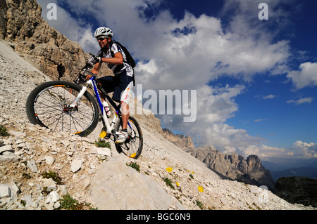 Mountain bike pro Roland Stauder davanti a Patern Pass, Alta Pusteria, Dolomiti, Alto Adige, Italia, Europa Foto Stock