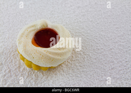 Biscotti di Natale con la marmellata su di zucchero a velo Foto Stock