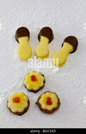 Biscotti di Natale fatti a mano su di zucchero a velo Foto Stock