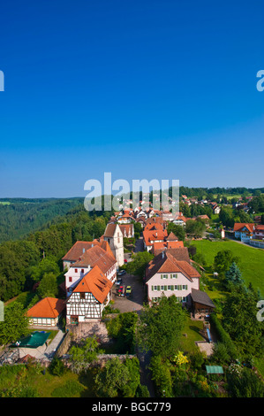 Vista di Zavelstein dal Burgruine Zavelstein rovine del castello, Bad Teinach Zavelstein, Foresta Nera, Baden-Wuerttemberg, Tedesco Foto Stock