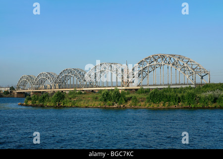 Ponte ferroviario attraverso il Fiume Daugava a Riga, Lettonia Foto Stock