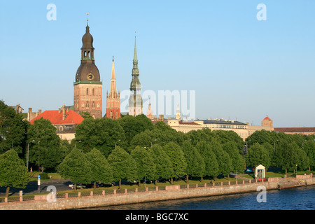 La Cattedrale del Duomo, San Salvatore Chiesa Anglicana e la chiesa di San Pietro lungo il fiume Daugava a Riga, Lettonia Foto Stock