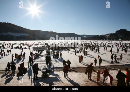 La folla sulla congelati lago Titisee nella Foresta Nera, Baden-Wuerttemberg, Germania, Europa Foto Stock