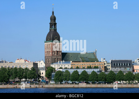 Il fiume Daugava e la cupola della cattedrale di Riga, Lettonia Foto Stock