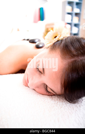 Paziente in una pratica di fisioterapia ottenendo un massaggio Hot Stone Foto Stock