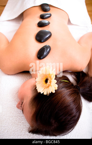 Paziente in una pratica di fisioterapia ottenendo un massaggio Hot Stone Foto Stock