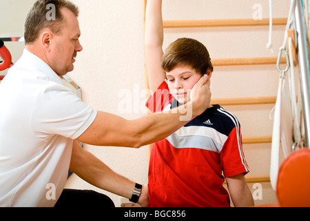 Fisioterapista e paziente facendo la fisioterapia Foto Stock