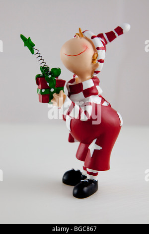 Giovane Santa Claus con dono, figurine in ceramica Foto Stock