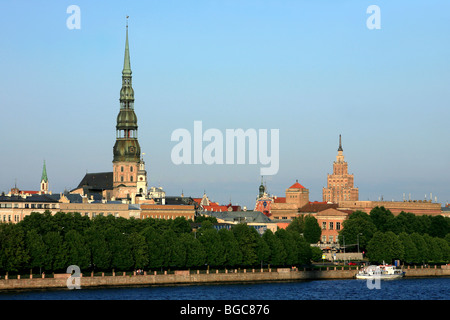 Il fiume Daugava e il XIII secolo luterani la chiesa di San Pietro in Riga, Lettonia Foto Stock