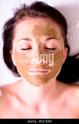 Paziente in una pratica di fisioterapia ottenendo una polvere Rhassoul maschera Foto Stock