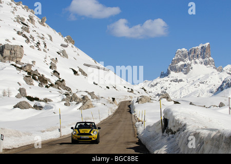 Mini Cooper sul Passo Rolle, valico alpino, Alto Adige, Italia, Europa Foto Stock