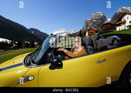 Donna alla guida di Mini Cooper al Passo Gardena, passo alpino, Alto Adige, Italia, Europa Foto Stock